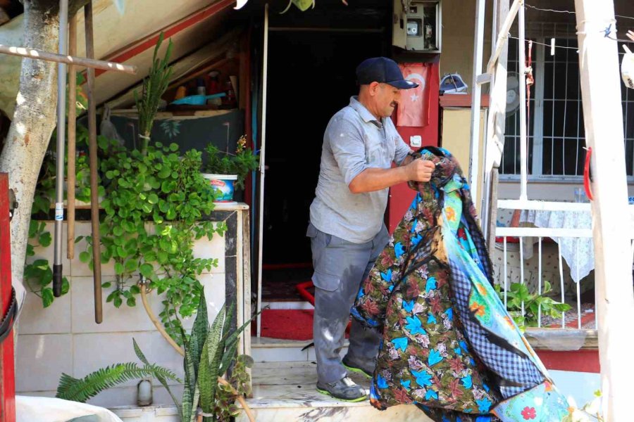 Evinde Yangın Çıkan Adam Söndürme Çalışmalarını Çaresiz Gözlerle İzledi