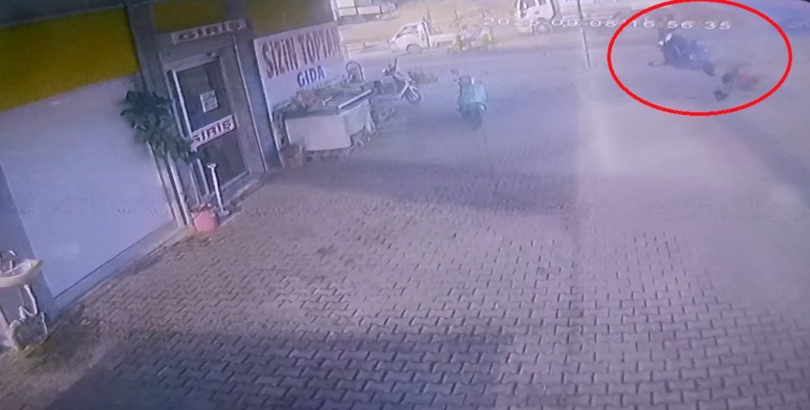 Motosiklet, Sürücü Ve Kaskı Metrelerce Savruldu: O Anlar Kamerada