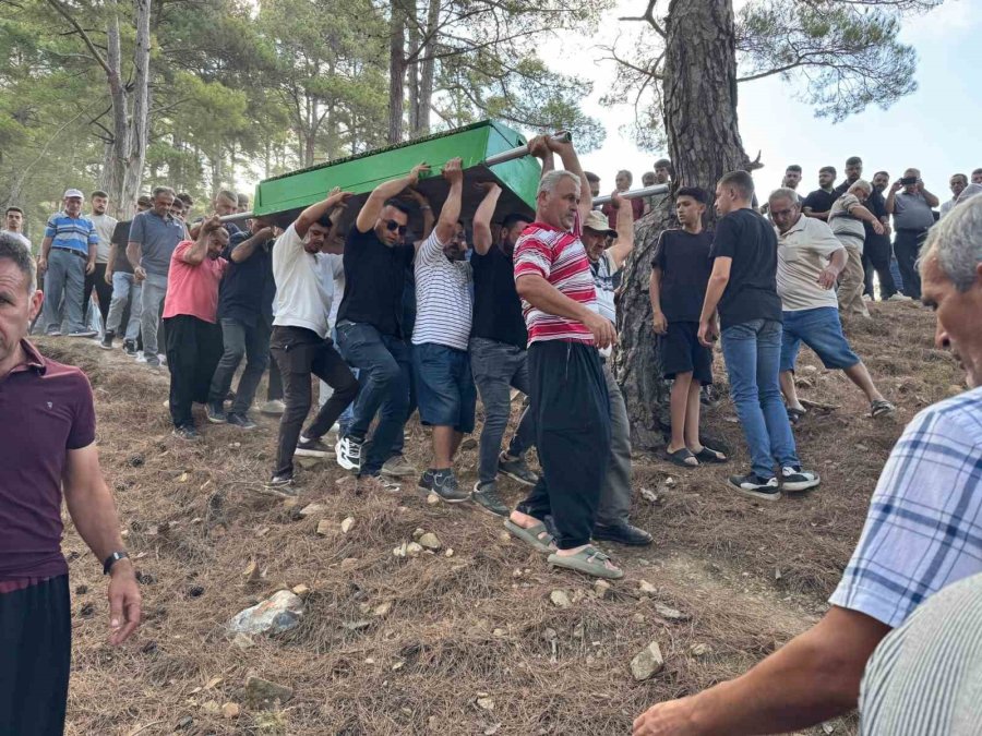 Antalya’da Kazada Hayatını Kaybeden Çocuk Toprağa Verildi
