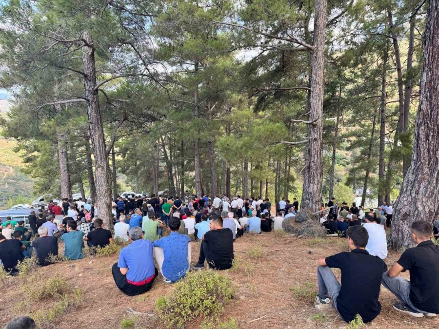 Antalya’da Kazada Hayatını Kaybeden Çocuk Toprağa Verildi