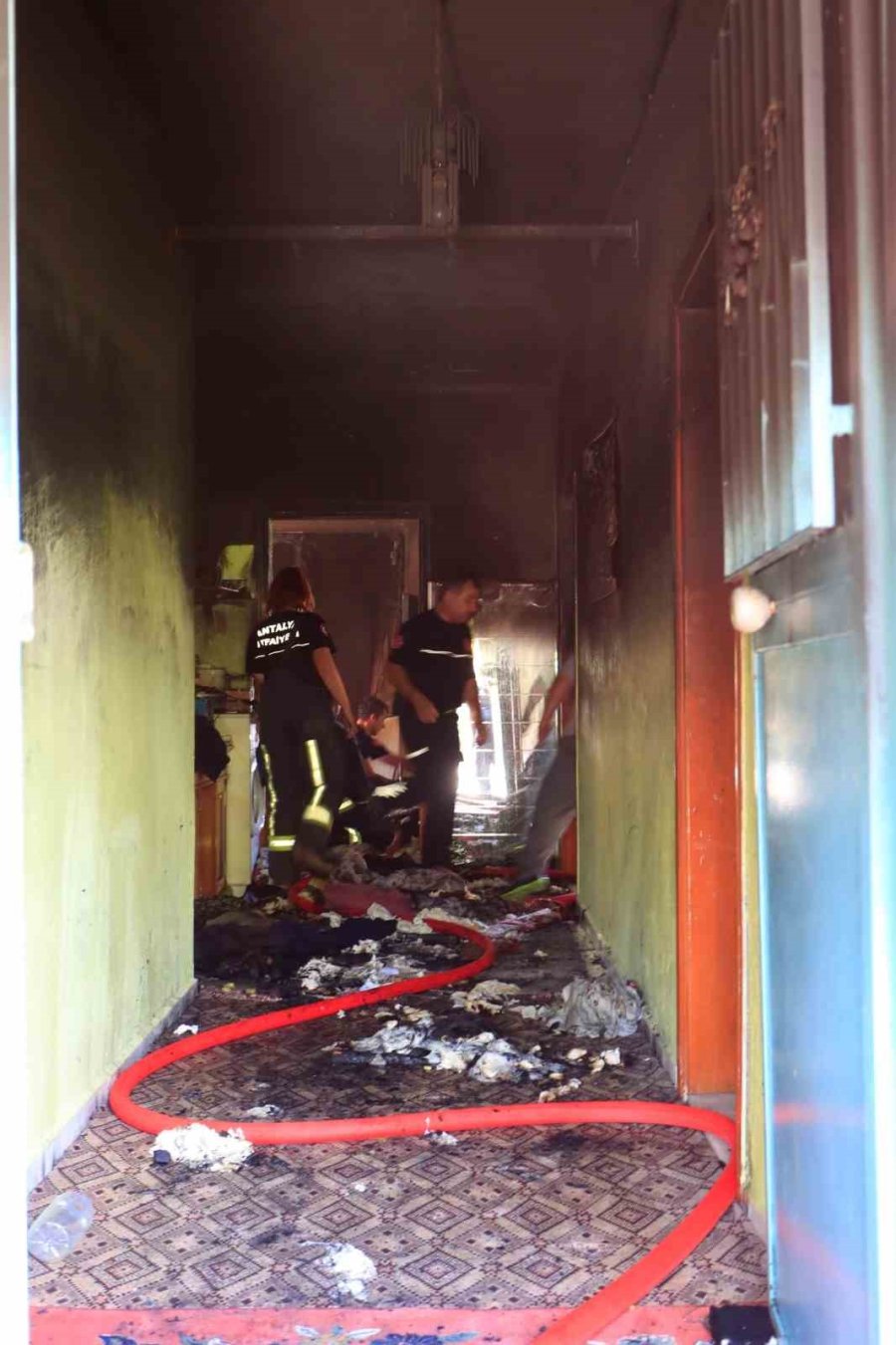 Evinde Yangın Çıkan Adam Söndürme Çalışmalarını Çaresiz Gözlerle İzledi