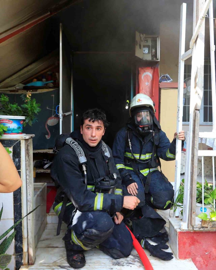 Evinde Yangın Çıkan Adam Söndürme Çalışmalarını Çaresiz Gözlerle İzledi