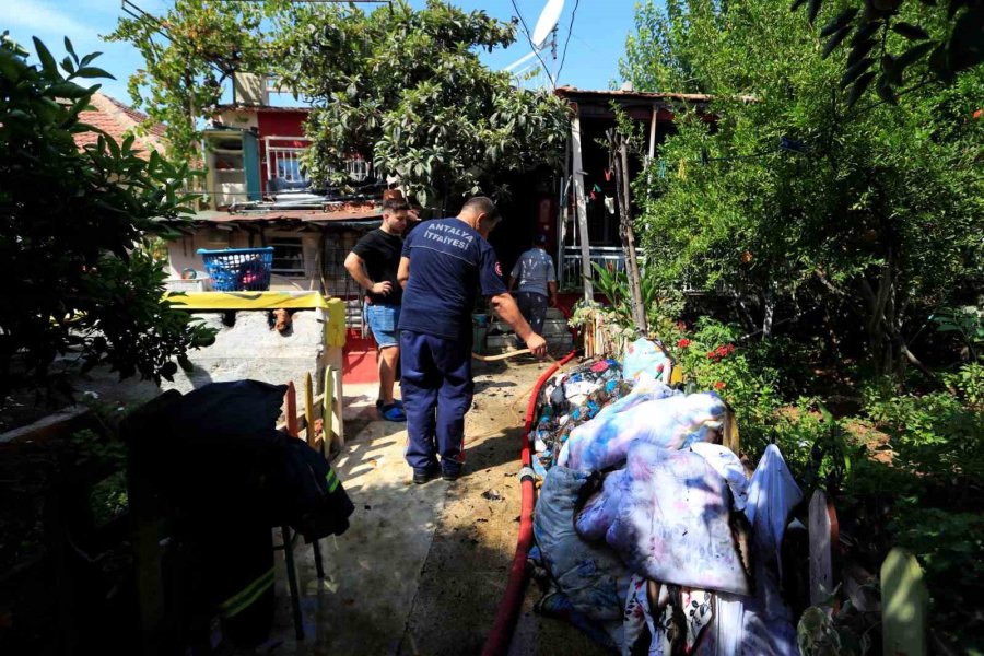 Evinde Yangın Çıkan Adam Söndürme Çalışmalarını Çaresiz Gözlerle İzledi