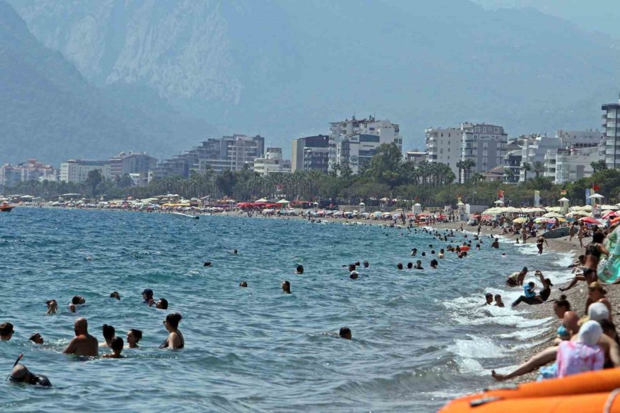 Okullar Açıldı, Dünyaca Ünlü Sahildeki Yoğunluk Yarı Yarıya Düştü