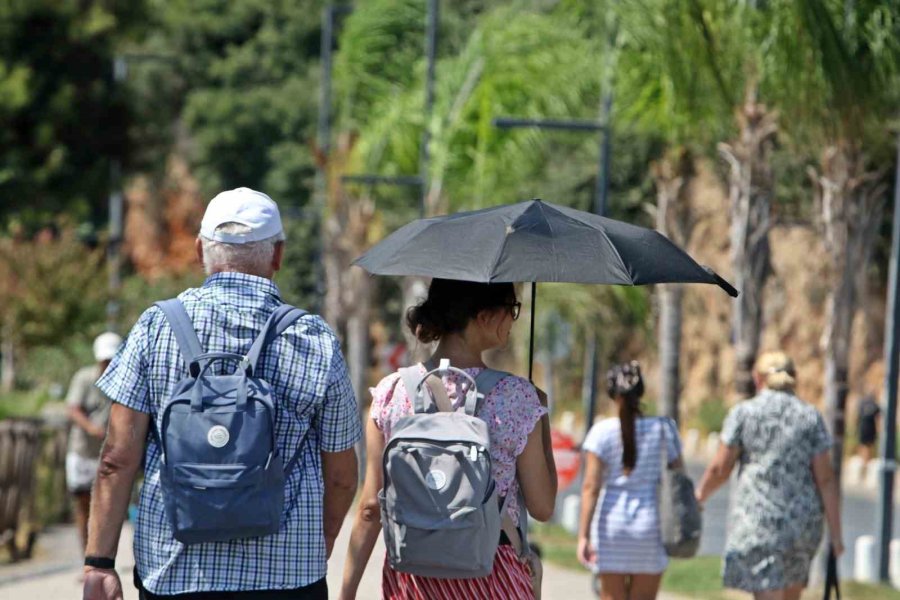 Okullar Açıldı, Dünyaca Ünlü Sahildeki Yoğunluk Yarı Yarıya Düştü