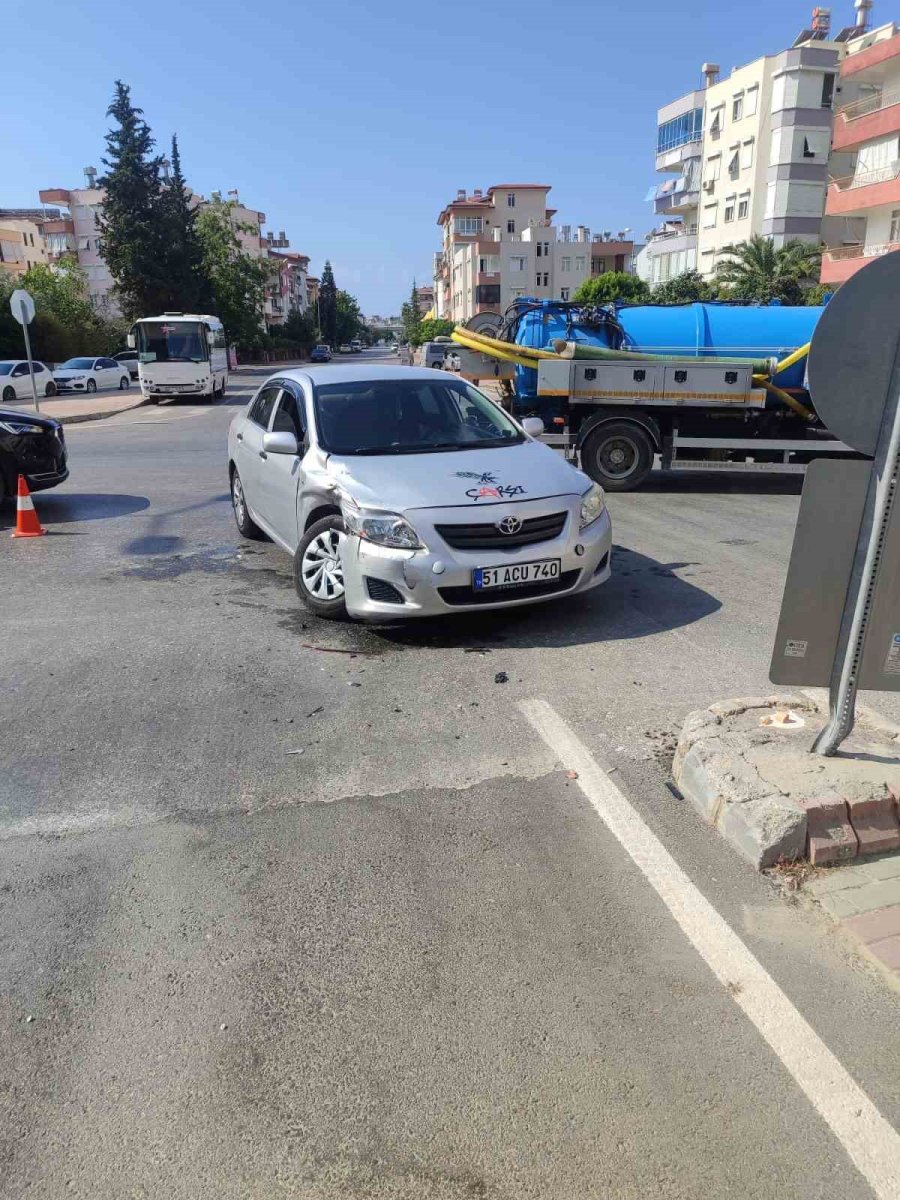 Manavgat’ta Otomobiller Çarpıştı: 1 Yaralı