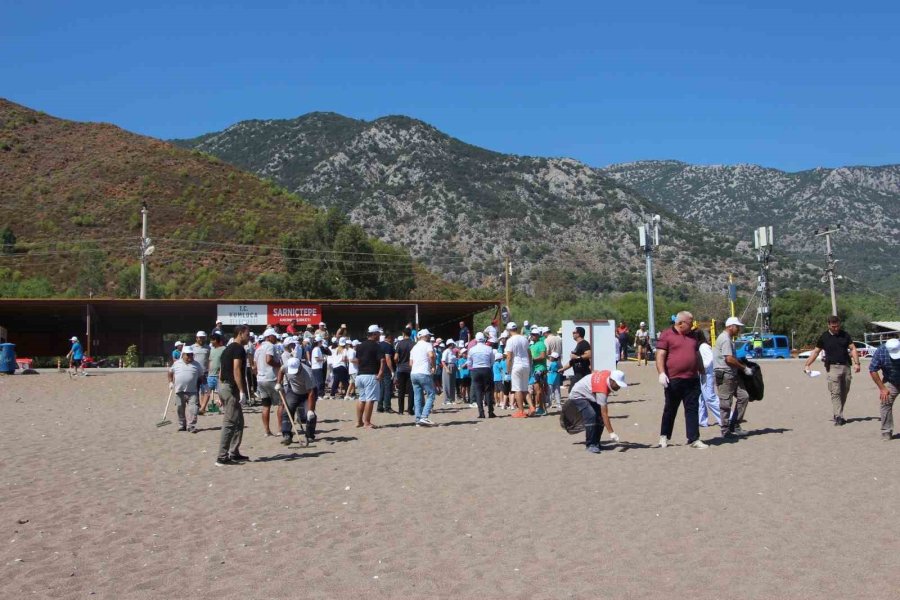 Adrasan’da Yaz Tatilinin Ardından Boş Kalan Plajı Temizlediler