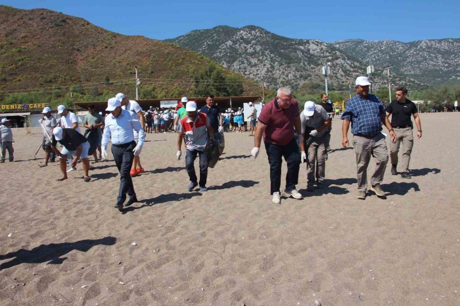 Adrasan’da Yaz Tatilinin Ardından Boş Kalan Plajı Temizlediler