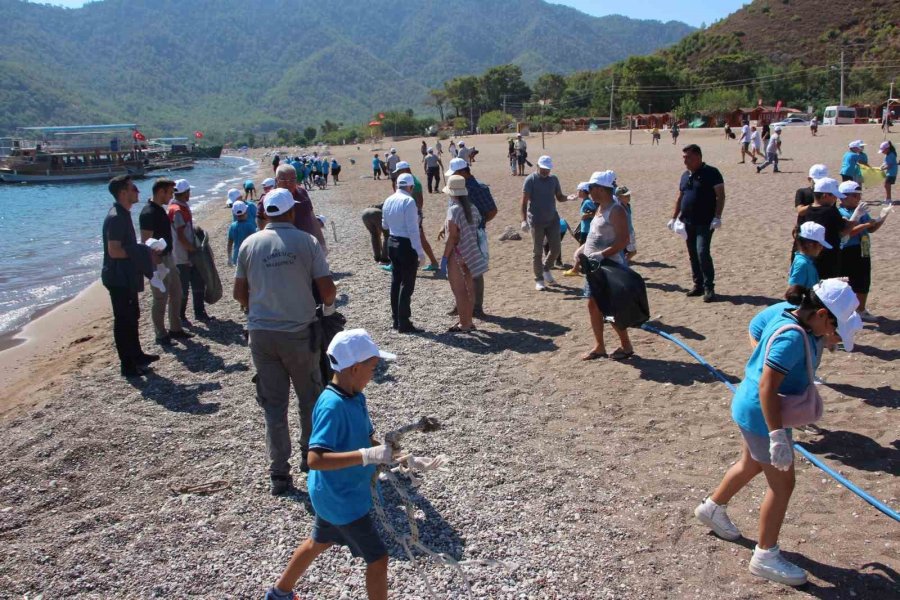 Adrasan’da Yaz Tatilinin Ardından Boş Kalan Plajı Temizlediler