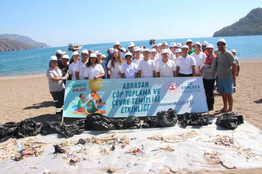 Adrasan’da Yaz Tatilinin Ardından Boş Kalan Plajı Temizlediler