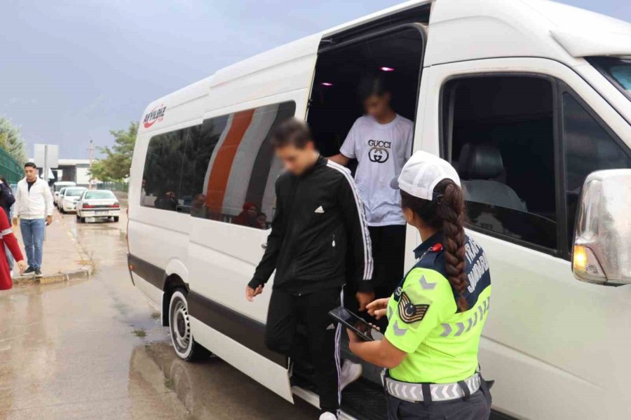 Trafik Jandarması Okul Servisi Denetimine Başladı