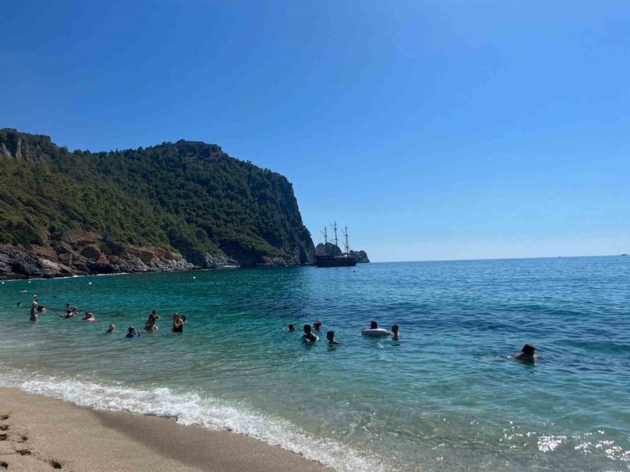 Alanya’da Eylül Ayında Plajlar Doldu