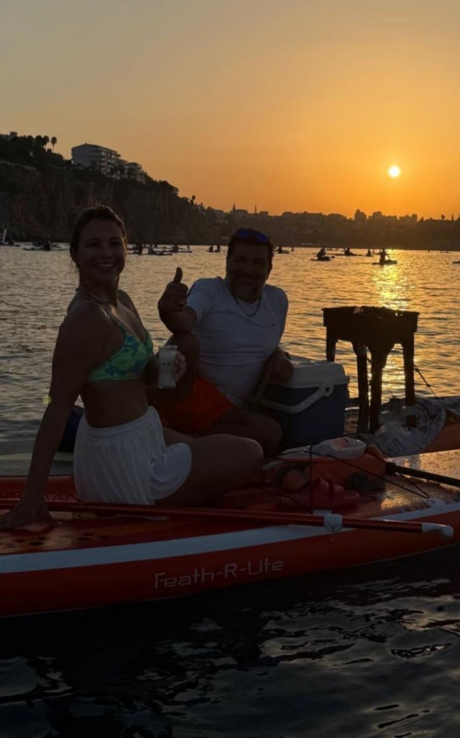 Gören Gözlerine İnanamadı, Denizin Ortasında Sup Üzerinde Mangal Yakıp Ciğer Pişirdi