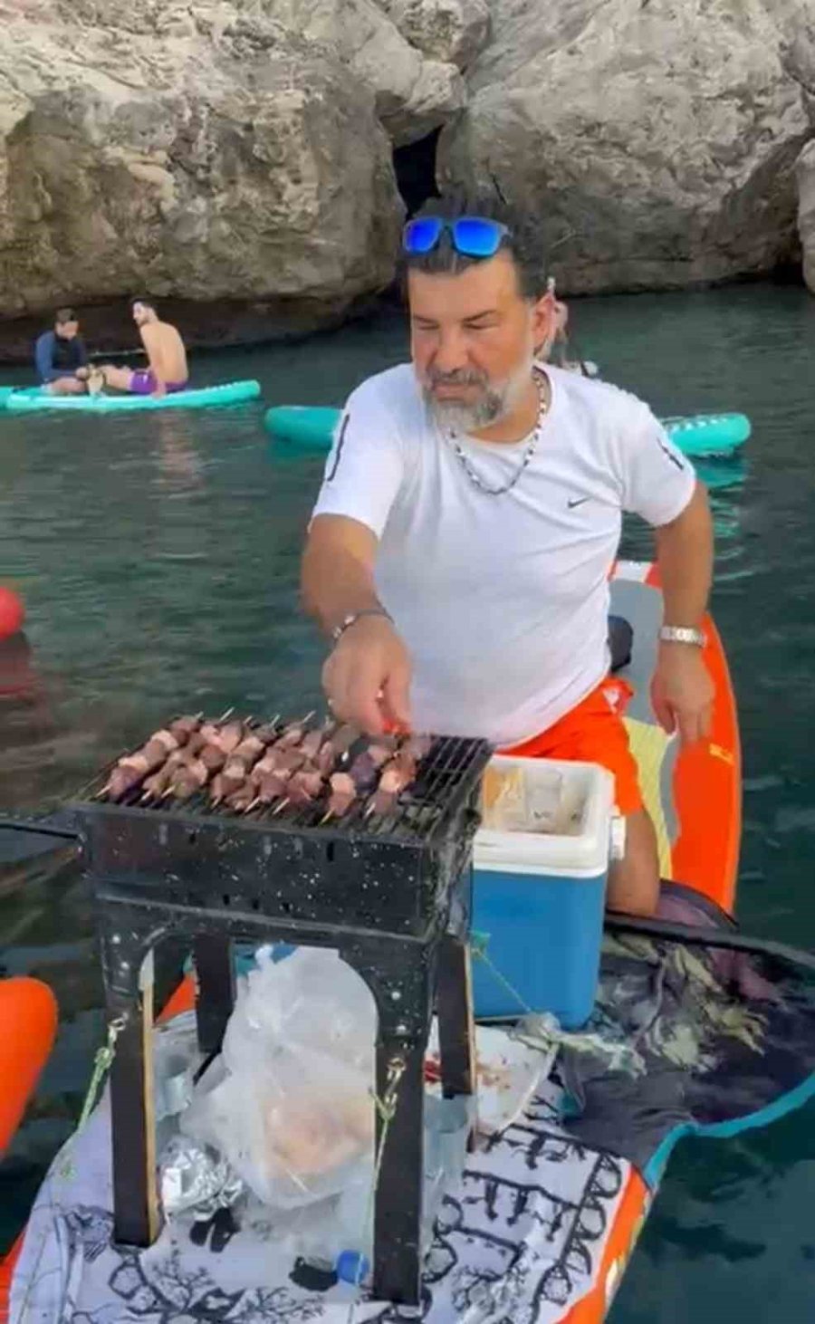 Gören Gözlerine İnanamadı, Denizin Ortasında Sup Üzerinde Mangal Yakıp Ciğer Pişirdi