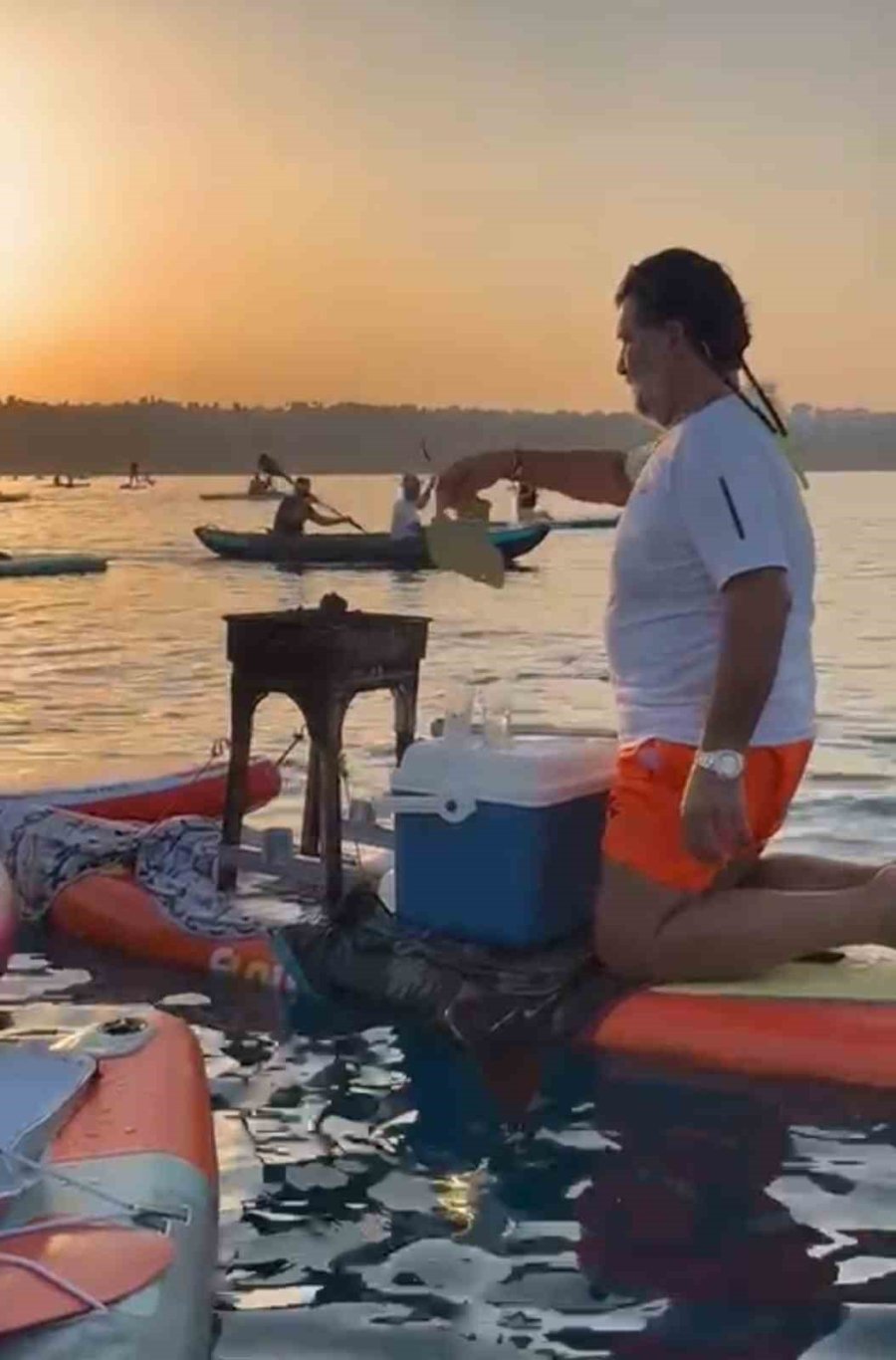 Gören Gözlerine İnanamadı, Denizin Ortasında Sup Üzerinde Mangal Yakıp Ciğer Pişirdi