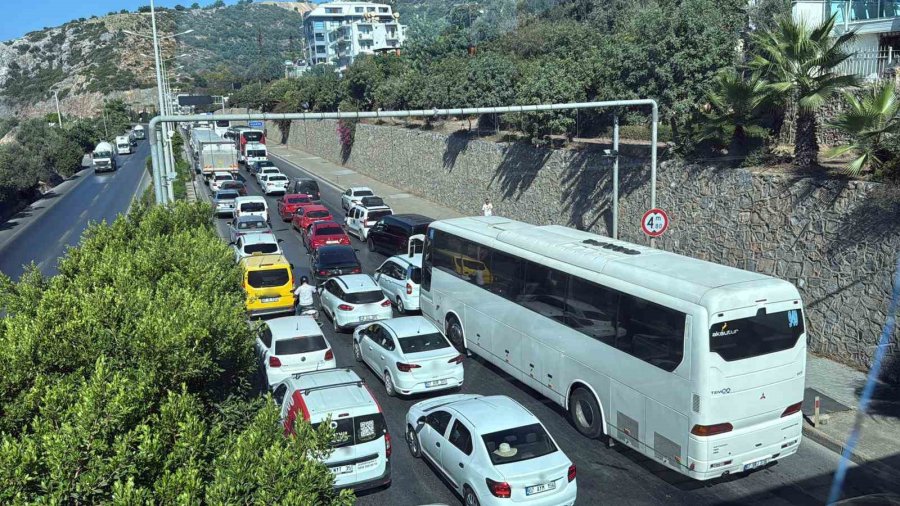 Alanya’da 8 Araç Birbirine Girdi: 10 Yaralı