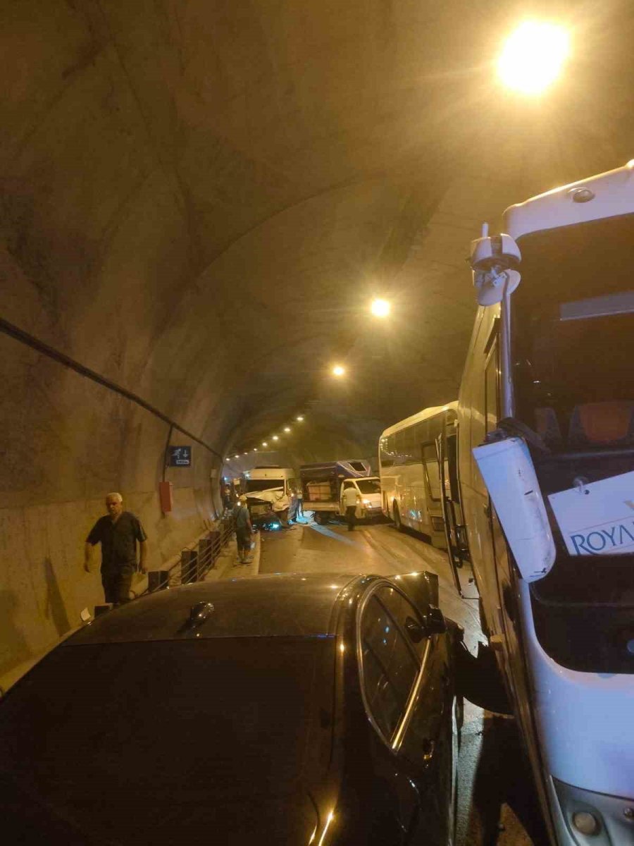 Alanya’da 8 Araç Birbirine Girdi: 10 Yaralı