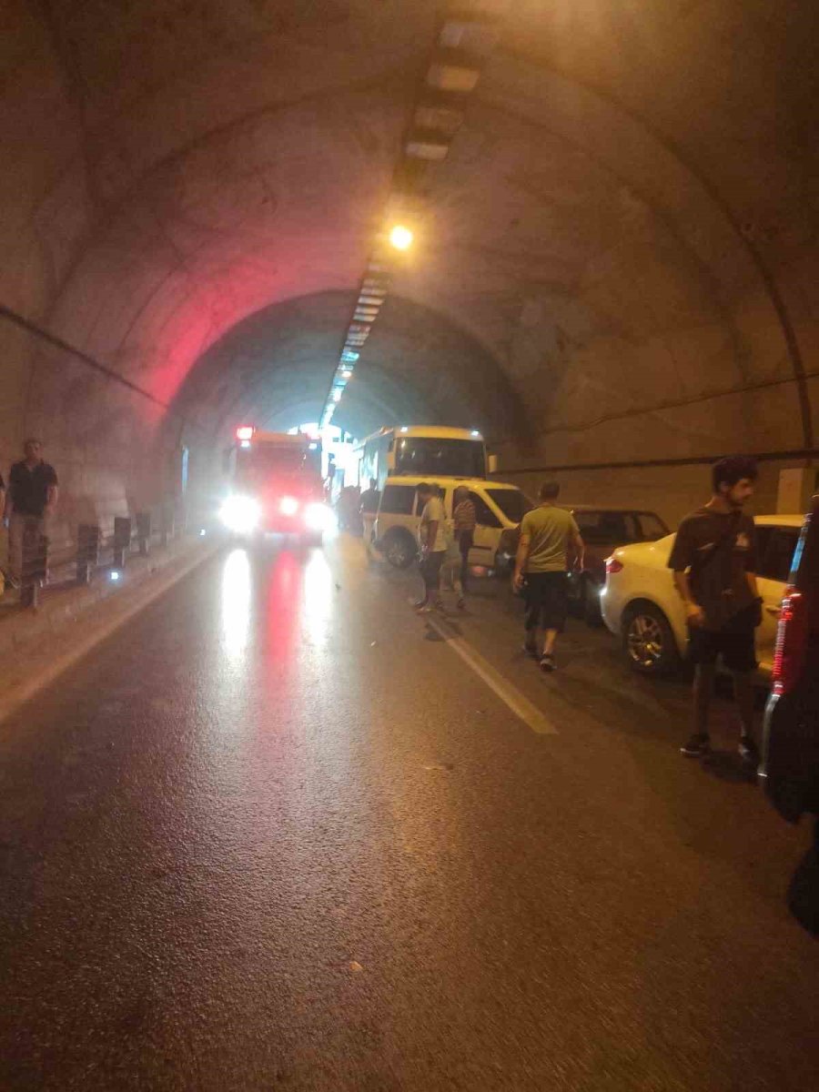 Alanya’da 8 Araç Birbirine Girdi: 10 Yaralı