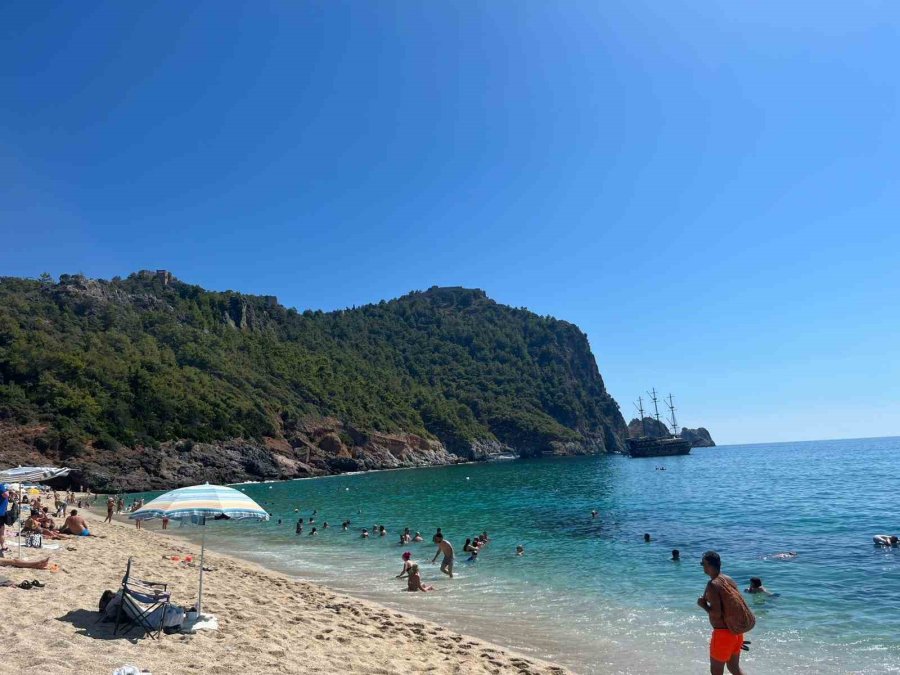 Alanya’da Eylül Ayında Plajlar Doldu