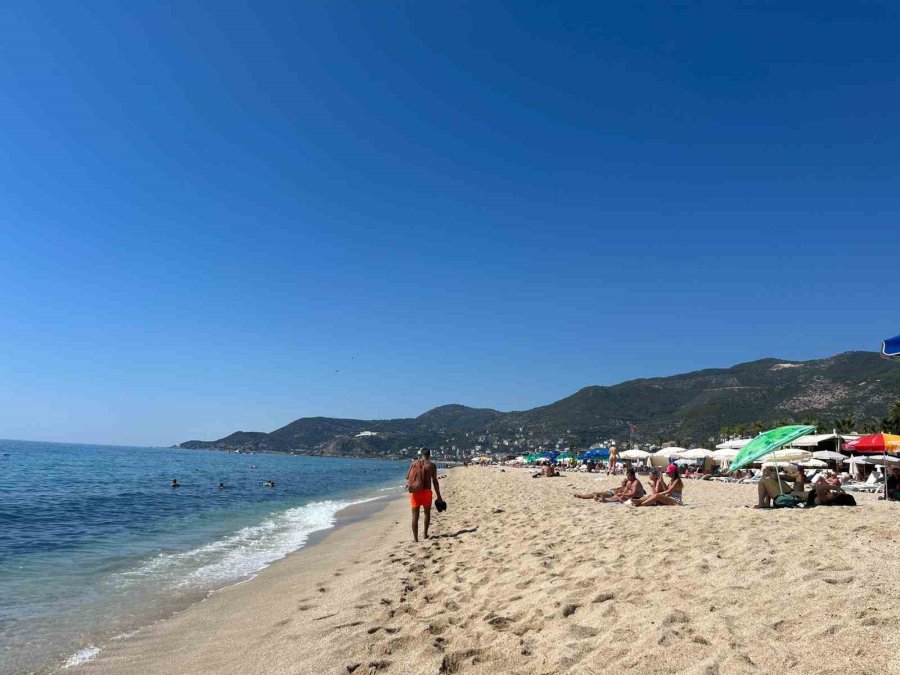 Alanya’da Eylül Ayında Plajlar Doldu