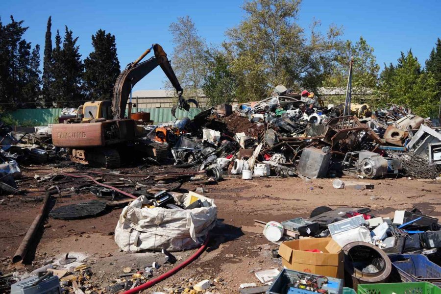 Antalya’da Hurdacıda Çıkan Yangın Söndürüldü