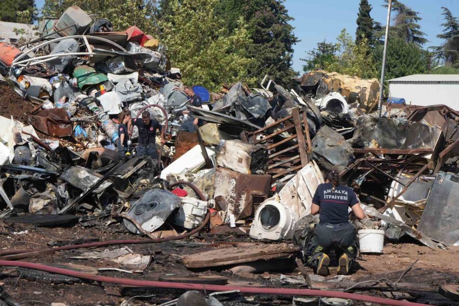 Antalya’da Hurdacıda Çıkan Yangın Söndürüldü
