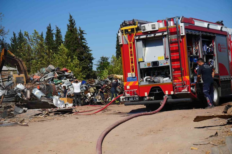 Antalya’da Hurdacıda Çıkan Yangın Söndürüldü