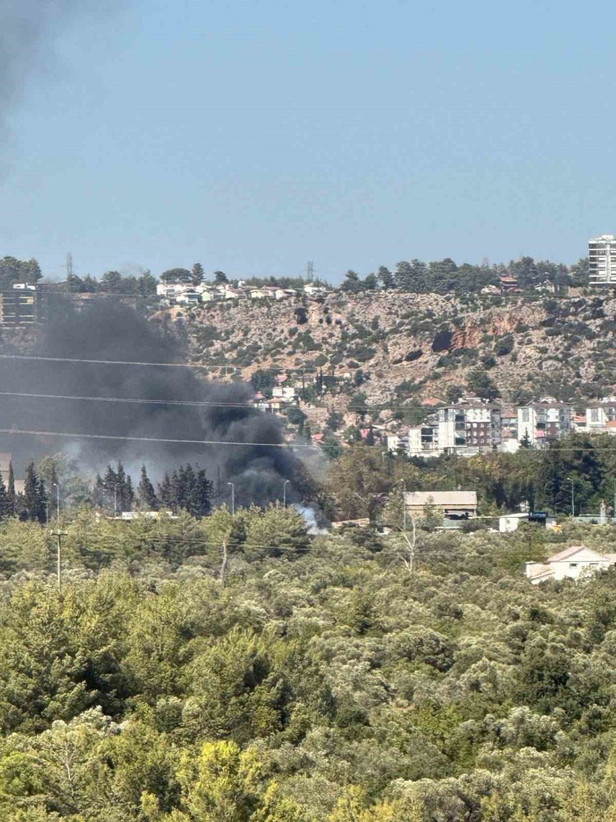 Antalya’da Hurdacıda Çıkan Yangın Söndürüldü