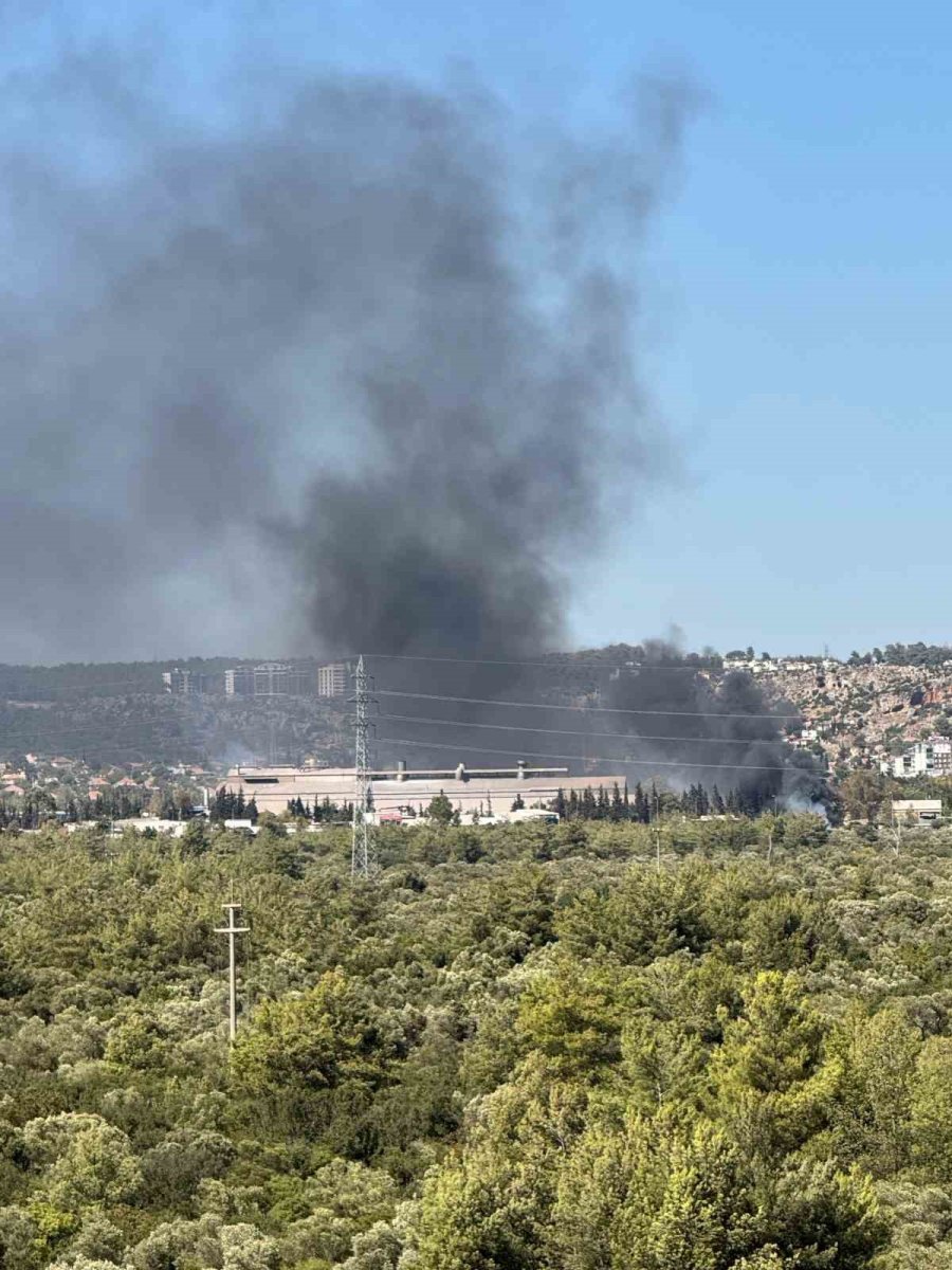 Antalya’da Hurdacıda Çıkan Yangın Söndürüldü