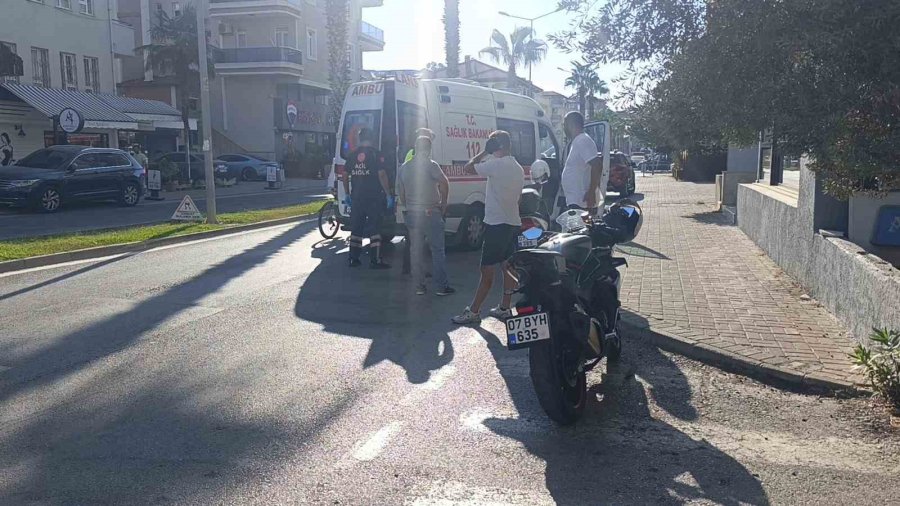 Otomobil İle Çarpışan Motosikletli Yaralandı: Kaza Anı Güvenlik Kamerasında