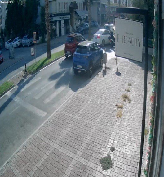 Otomobil İle Çarpışan Motosikletli Yaralandı: Kaza Anı Güvenlik Kamerasında