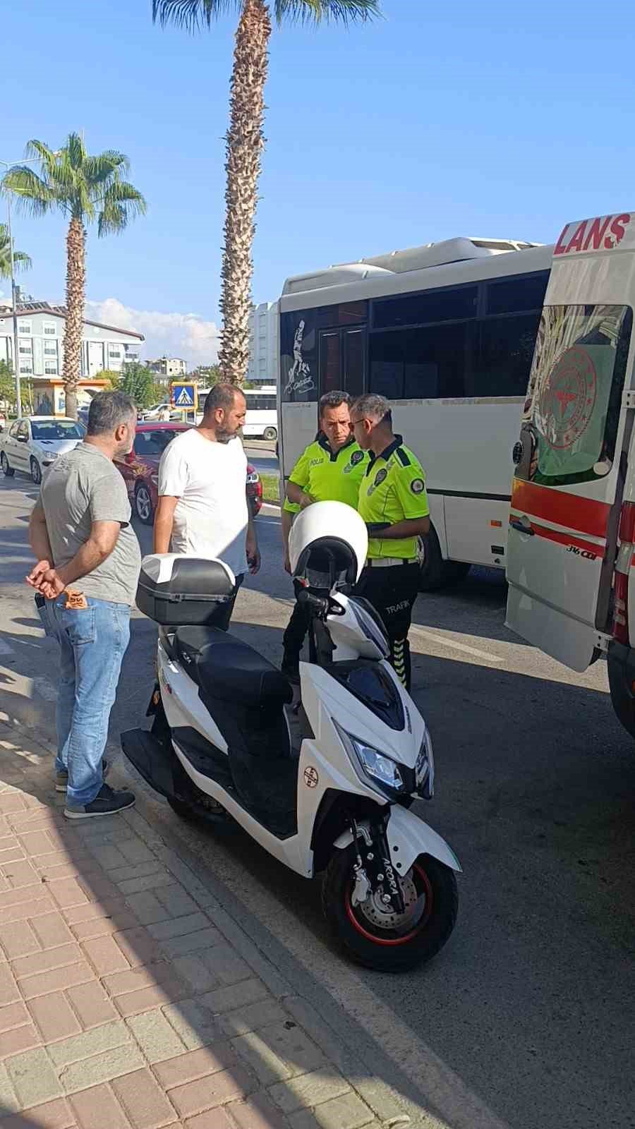 Otomobil İle Çarpışan Motosikletli Yaralandı: Kaza Anı Güvenlik Kamerasında