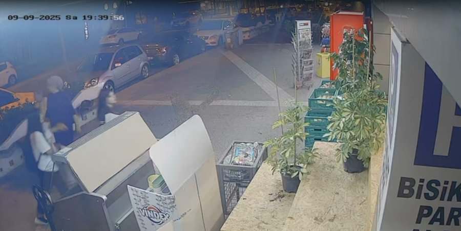 Önüne Çıkan Otomobilden Kaçmak İsterken Devrilip Başka Aracın Altına Girdi: 1 Yaralı