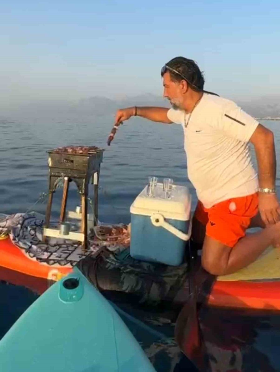 Gören Gözlerine İnanamadı, Denizin Ortasında Sup Üzerinde Mangal Yakıp Ciğer Pişirdi