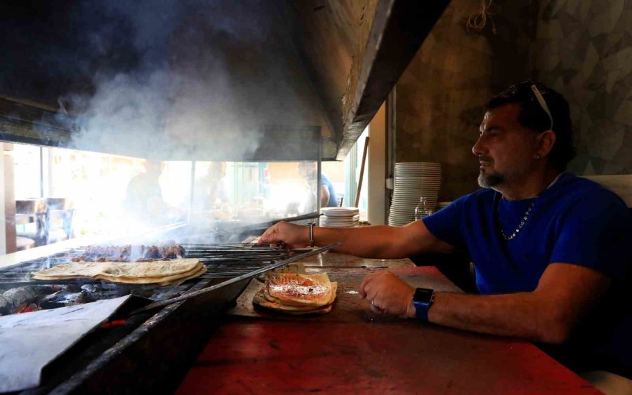 Gören Gözlerine İnanamadı, Denizin Ortasında Sup Üzerinde Mangal Yakıp Ciğer Pişirdi