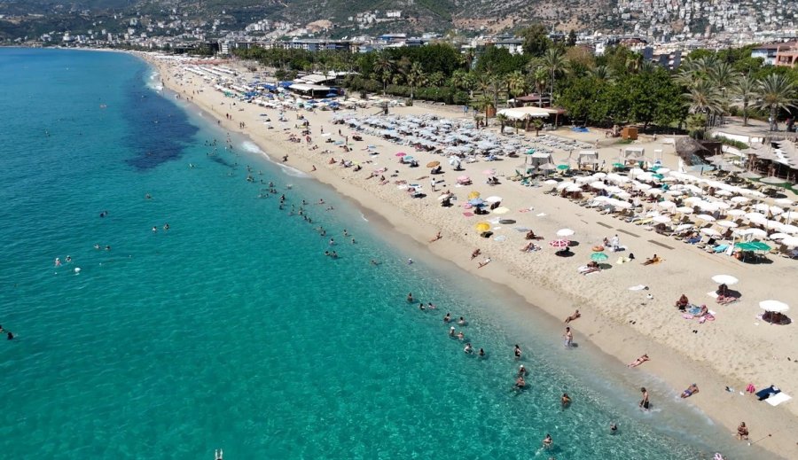 Alanya’da Eylül Ayında Plajlar Doldu