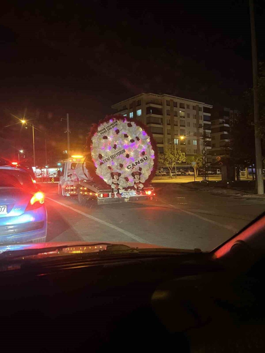 Çekici Üzerinde Otomobil Değil, Çiçek Dikkat Çekti