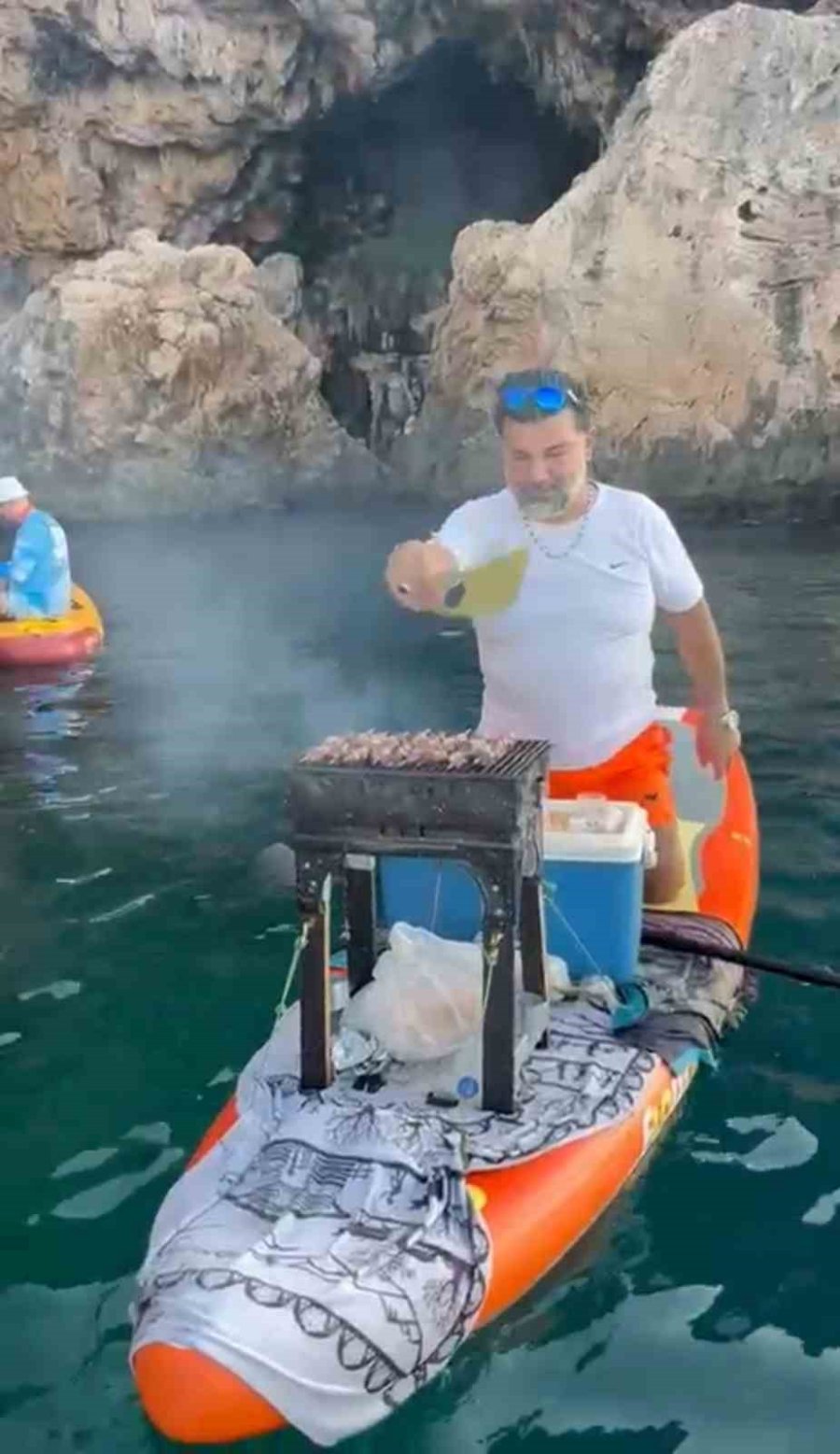 Gören Gözlerine İnanamadı, Denizin Ortasında Sup Üzerinde Mangal Yakıp Ciğer Pişirdi