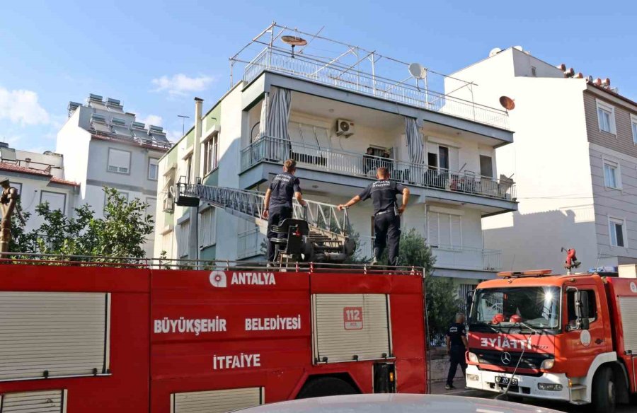 Antalya’da Daire Yangını Yaşlı Kadını Endişelendirdi
