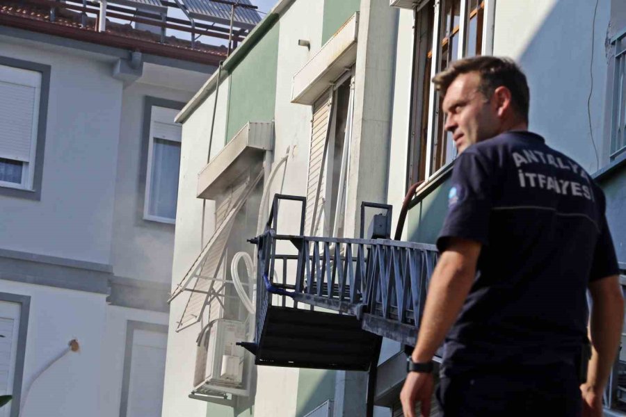 Antalya’da Daire Yangını Yaşlı Kadını Endişelendirdi
