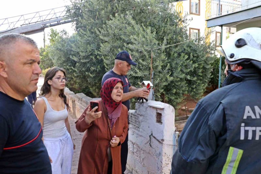 Antalya’da Daire Yangını Yaşlı Kadını Endişelendirdi