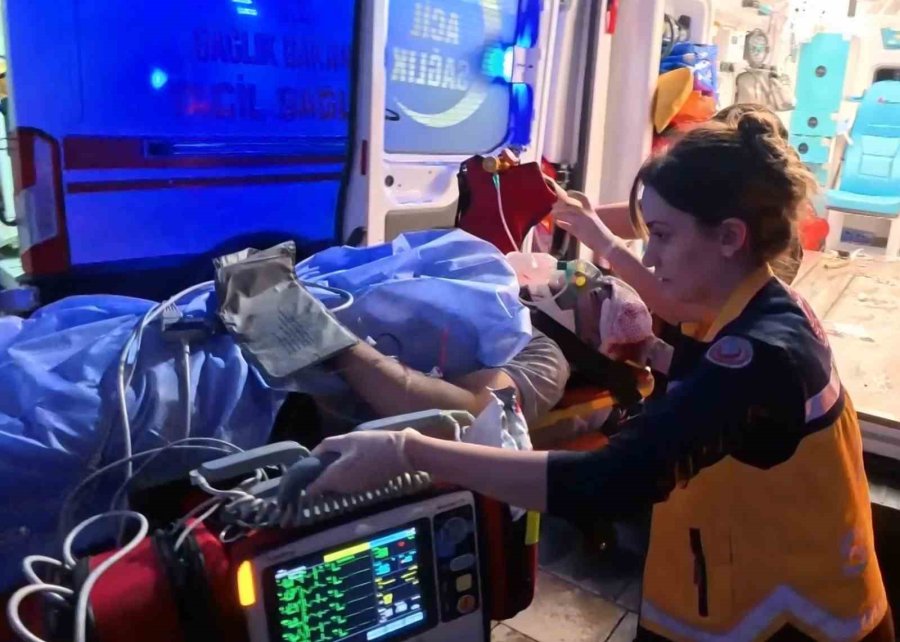 Önce Komşusunu Sonra Annesi İle Kardeşini Ardından Kendini Vurdu