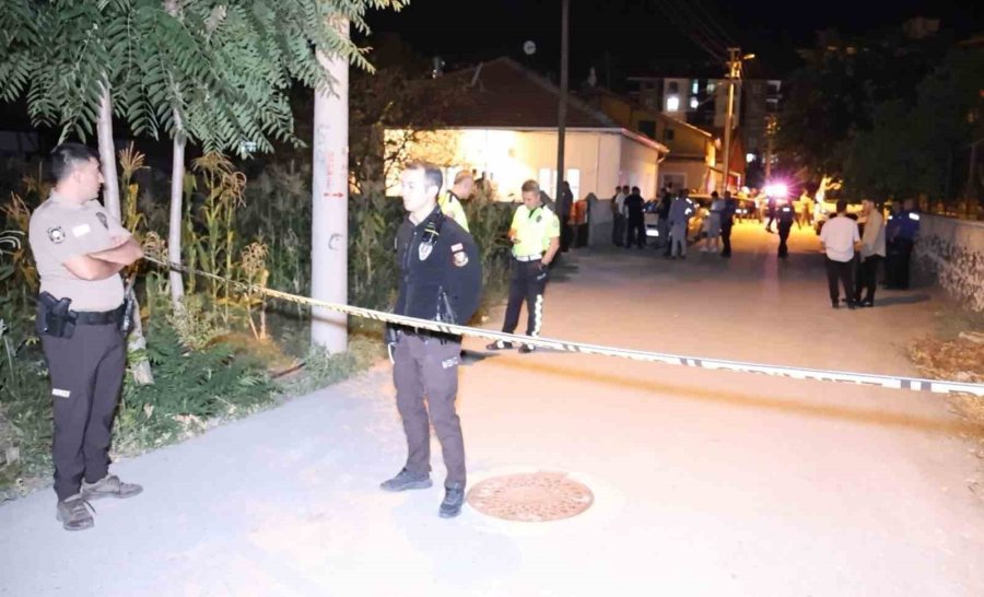 Önce Komşusunu Sonra Annesi İle Kardeşini Ardından Kendini Vurdu