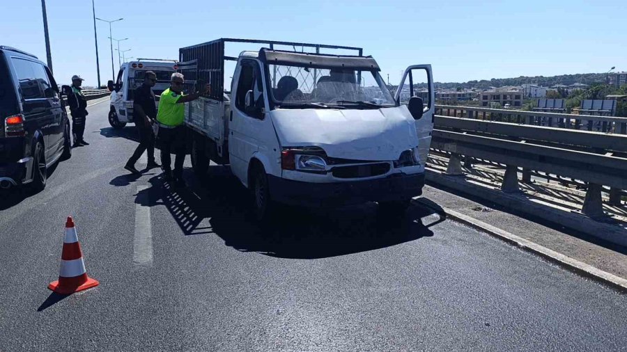 Kamyonet Bariyerlere Çarptı, Kilolarca Patates Yola Saçıldı