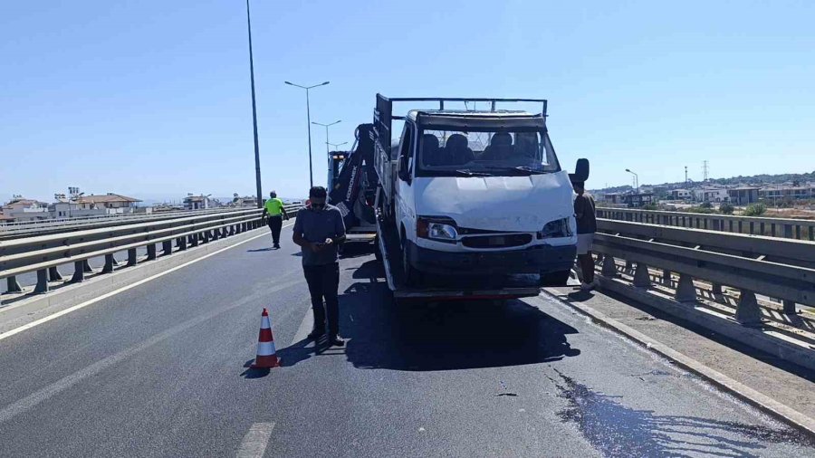 Kamyonet Bariyerlere Çarptı, Kilolarca Patates Yola Saçıldı