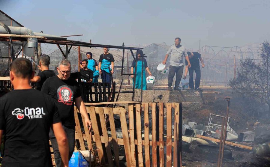 Hurda Araçların Alev Alev Yandığı Yangına Kova Ve Hortumlarla Müdahale Ettiler