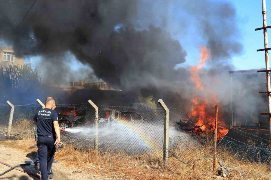 Hurda Araçların Alev Alev Yandığı Yangına Kova Ve Hortumlarla Müdahale Ettiler
