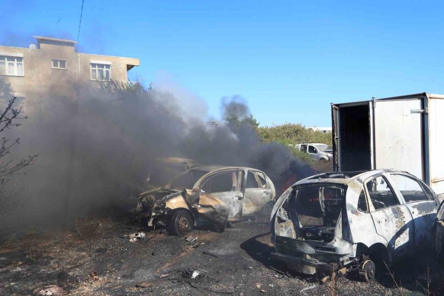 Hurda Araçların Alev Alev Yandığı Yangına Kova Ve Hortumlarla Müdahale Ettiler