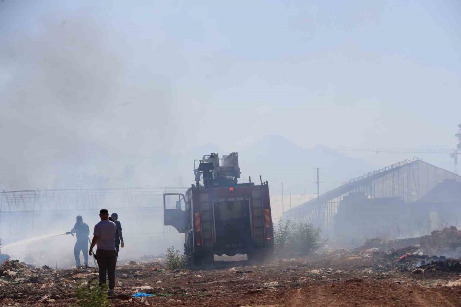 Hurda Araçların Alev Alev Yandığı Yangına Kova Ve Hortumlarla Müdahale Ettiler