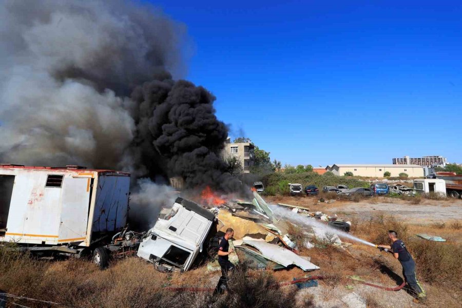 Hurda Araçların Alev Alev Yandığı Yangına Kova Ve Hortumlarla Müdahale Ettiler